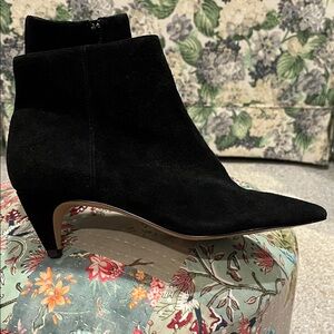 Lord & Taylor pointed Black Ankle Boots made of  leather and suede size 10